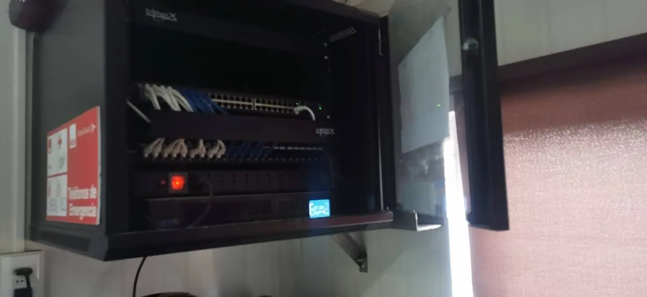 Gabinete eléctrico y de red instalado en muro de planta