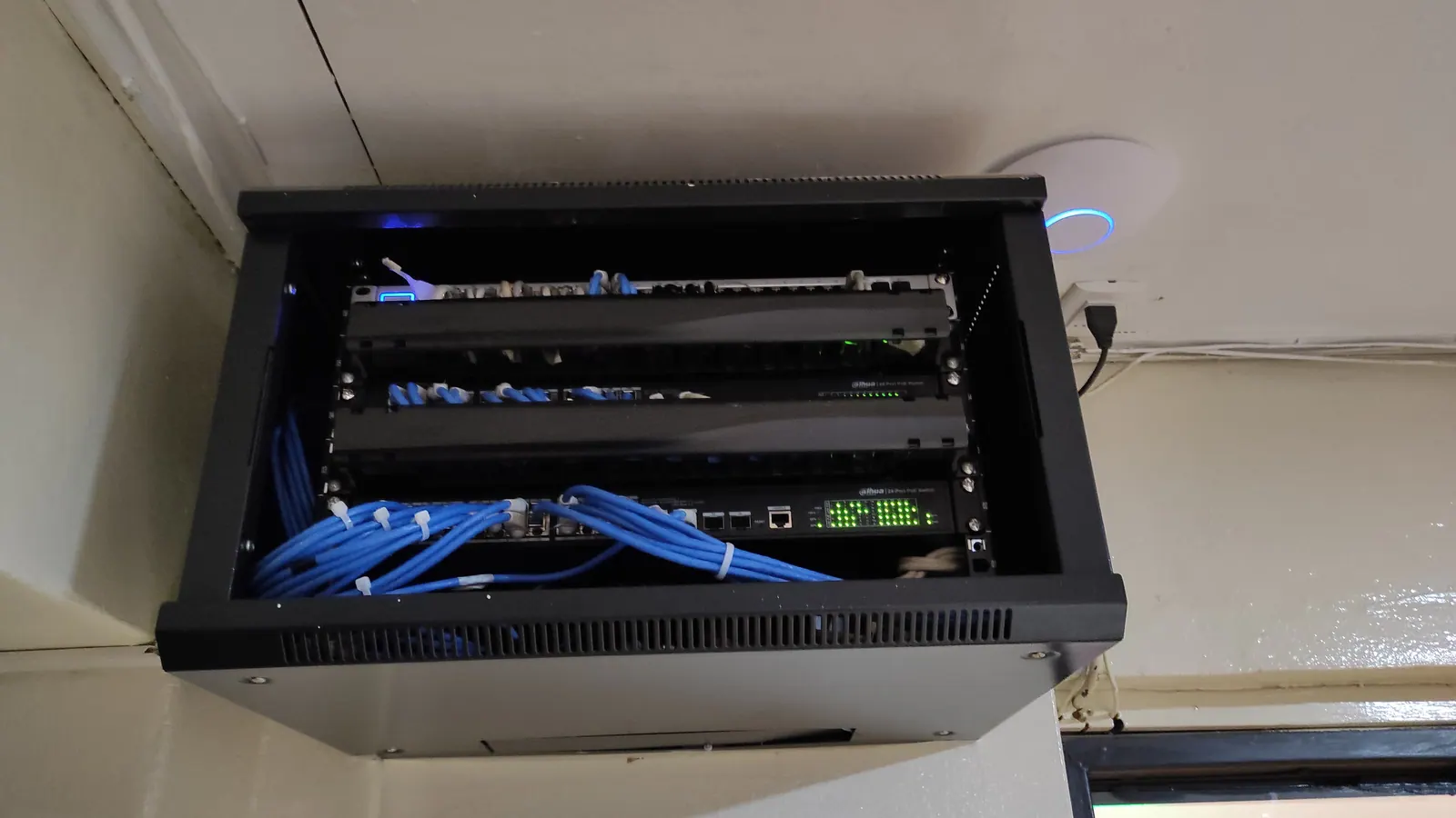 Gabinete de red abierto con equipos y cableado